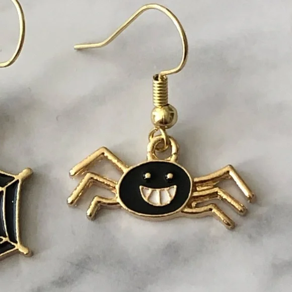 Halloween Mismatched Black Spider and Web Earrings - Picture 3 of 4